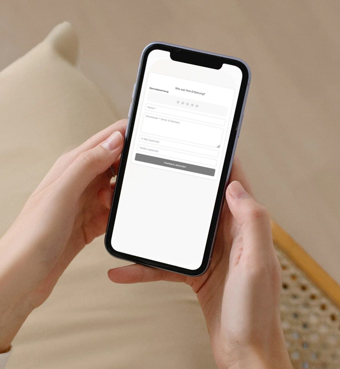Kundin bewertet auf dem Smartphone